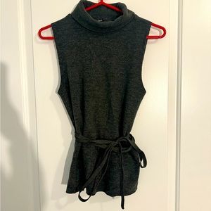 Gray sleevless sweater with tie